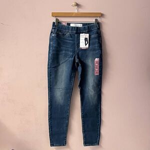 Levi Strauss Signature Totally Shaping Pull-On Skinny Jeans NWT Size 4M 27W L30